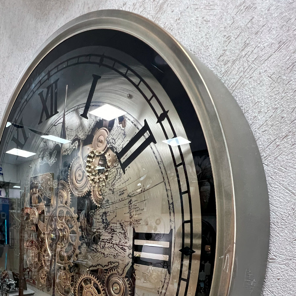Reloj de Pared Metálico con Engranajes en Movimiento y Mapamundi - Plateado Envejecido