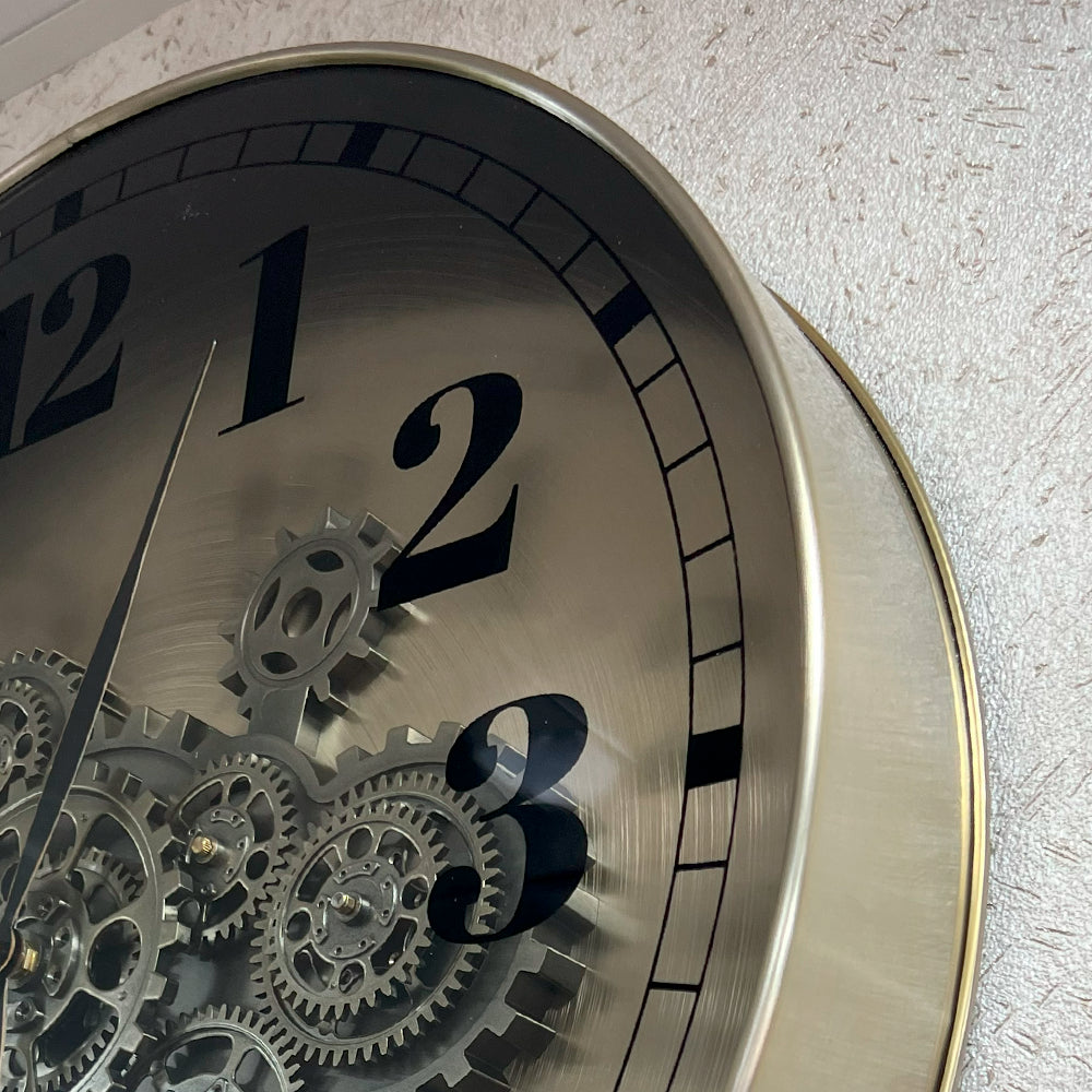 Reloj de Pared Metálico con Engranajes en Movimiento - Plateado Envejecido