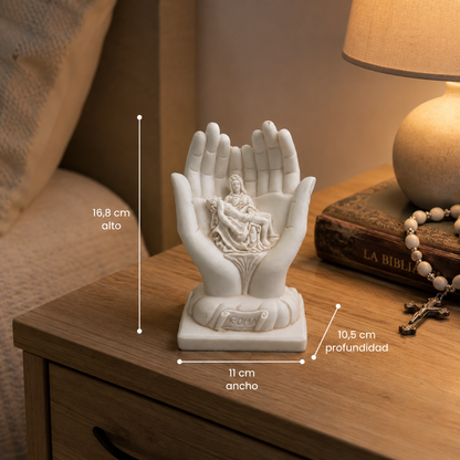 Figura Religiosa Piedad en Manos – Resina - 16,8 cm