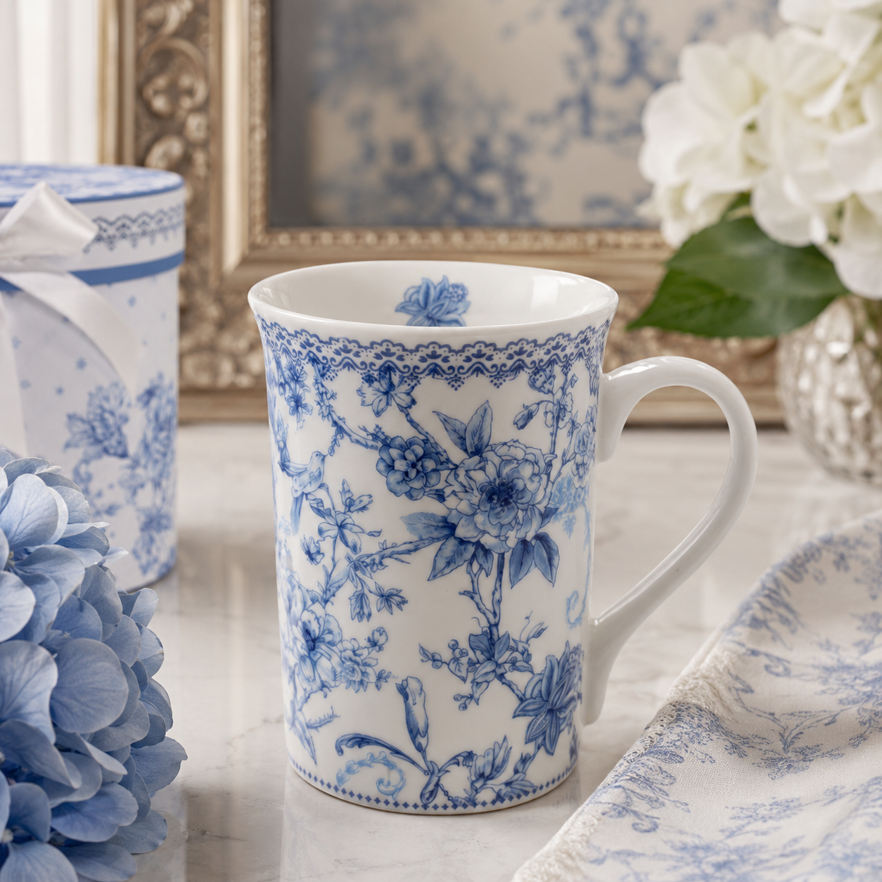 Taza Azul de Porcelana Blanca – Estampado Floral Clásico