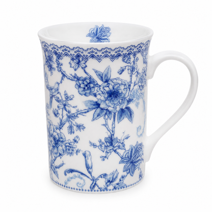 Taza Azul de Porcelana Blanca – Estampado Floral Clásico